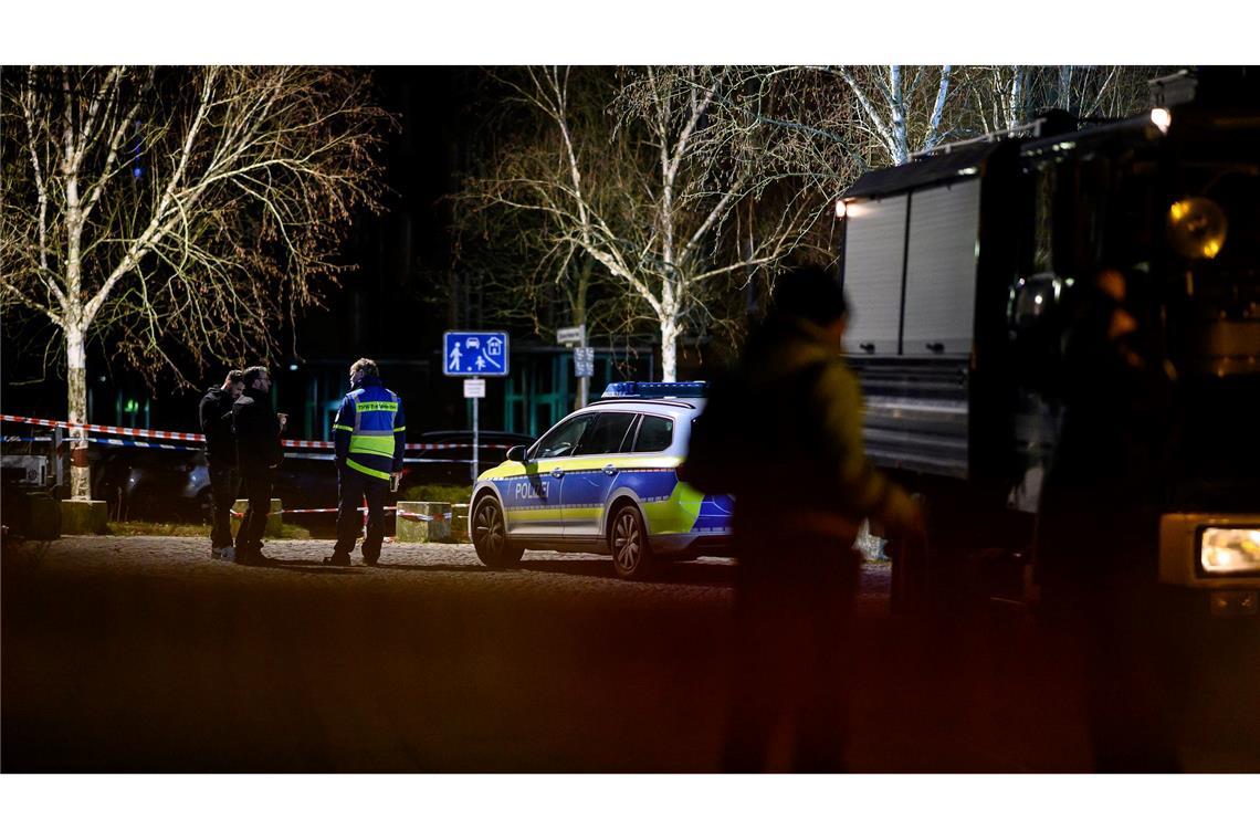 Polizist erschießt vermutlich psychisch kranken Mann Einsatzkräfte der Polizei stehen am abgesperrten Tatort.