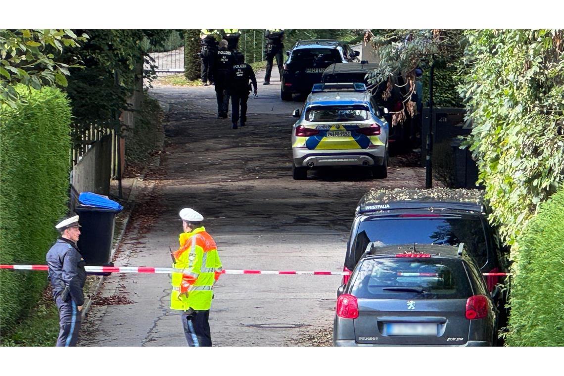 Tatverdächtiger von München nicht polizeibekannt Einsatzkräfte der Polizei stehen bei einer Durchsuchung in einer Straße. Die Polizei geht bei einem Großbrand mit Explosionen im Münchner Norden derzeit von einem privaten Hintergrund aus.