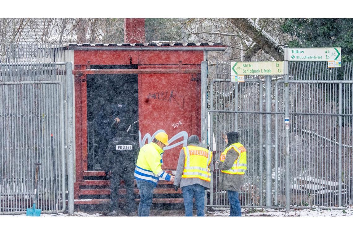 Einsatzkräfte der Polizei stehen im Januar an der Brandstelle einer Kabelbrücke vor dem Kraftwerk Lichterfelde am Teltowkanal. (Archivbild)