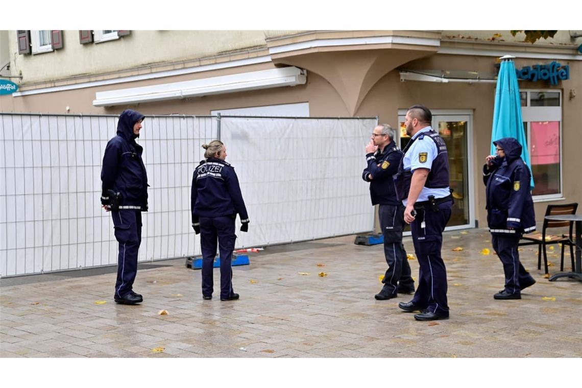 Einsatzkräfte der Polizei stehen vor dem abgesperrten Bereich nach einem tödlichen Schusswechsel in einer Fußgängerzone nahe dem Rathaus in Tuttlingen.
