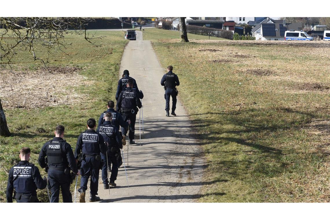 Toter Säugling auf Wiese entdeckt Einsatzkräfte der Polizei suchen das Fundgebiet nach Hinweisen ab.