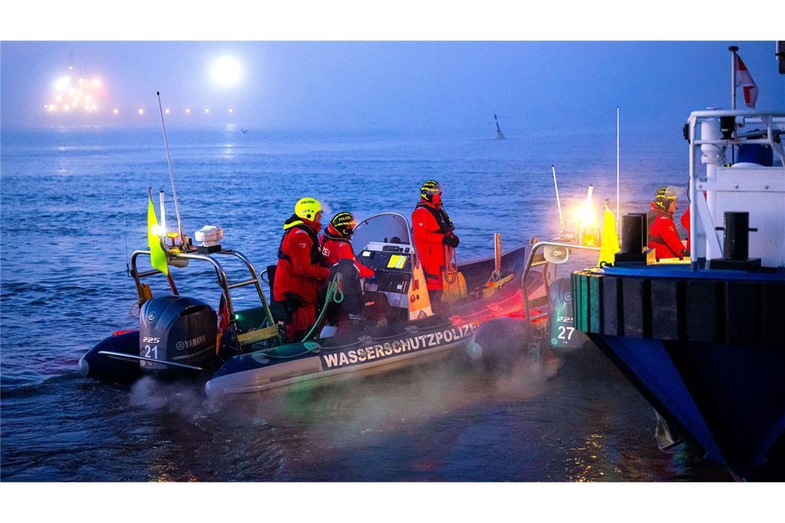 Castor-Transport soll nach Bayern rollen Einsatzkräfte der Wasserschutzpolizei sichern den Hafen, in dem das Spezialschiff "Pacific Grebe" angelegt hat.