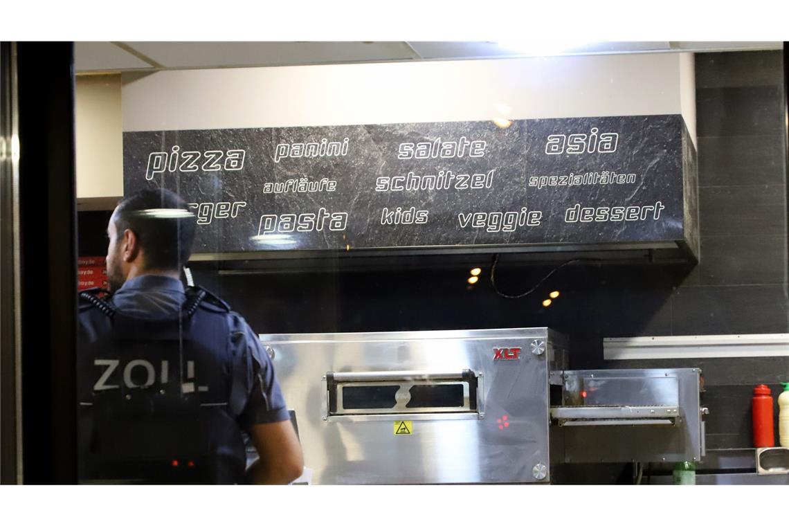 Zoll kontrolliert bundesweit Hotels und Gaststätten Einsatzkräfte des Zolls führen eine Kontrolle in einer Pizzeria durch. (Symbolbild)