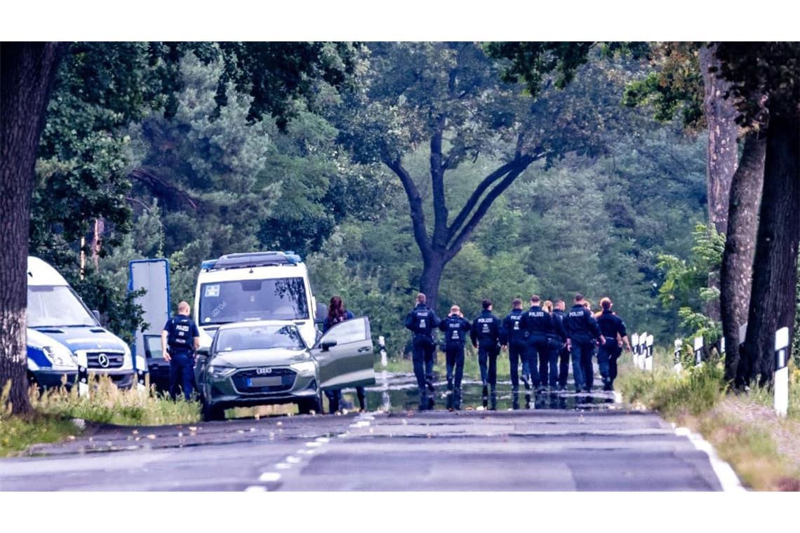 Einsatzkräfte einer Polizeihundertschaft beginnen mit der weiterführenden Durchsuchung um die Höchstspannungsleitungen im Gebiet um das Umspannwerk Turnow-Preilack und das Kraftwerk Jänschwalde.