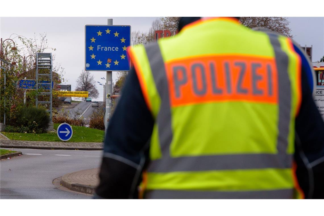 Einsatzkräfte nehmen hunderte Schleuser an Grenzen fest Einsatzkräfte nehmen hunderte Schleuser an Grenzen fest (Symbolbild).