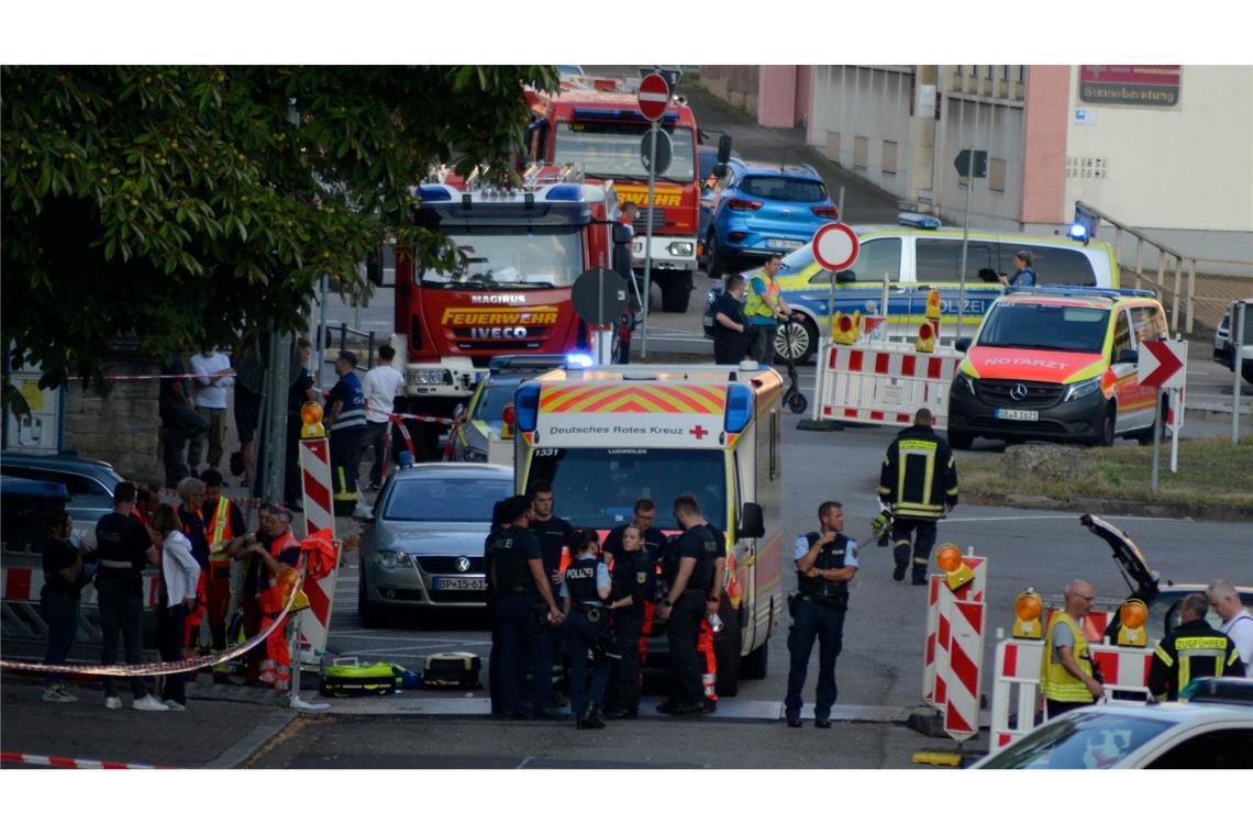 Polizist mit Dienstwaffe erschossen - Dobrindt entsetzt Einsatzkräfte riegeln den Tatort in Völklingen ab.