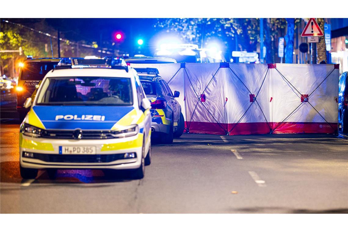 Schüsse in Hannover - Junger Mann stirbt, mehrere Verletzte Einsatzkräfte sichern den Bereich vor Schaulustigen.