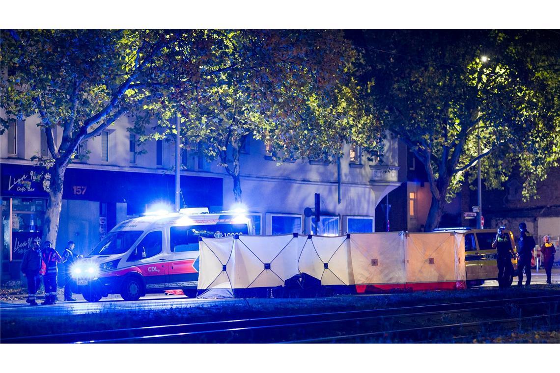 Tödliche Auseinandersetzung in Hannover – viele Fragen offen Einsatzkräfte sichern den Tatort.