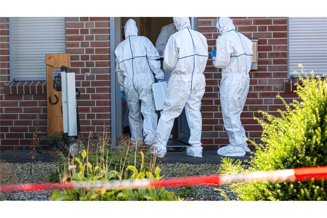 Bilder des Tages Einsatzkräfte sichern im niedersächsischen Gyhum Spuren am Tatort, nachdem ein 34-Jähriger dort seine Lebenspartnerin getötet haben soll.