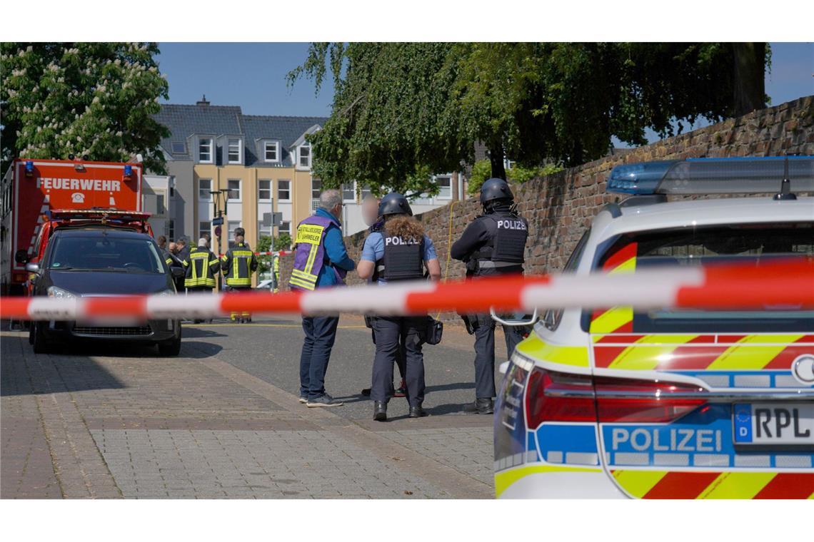 Einsatzkräfte sind mit einem Großaufgebot vor Ort.