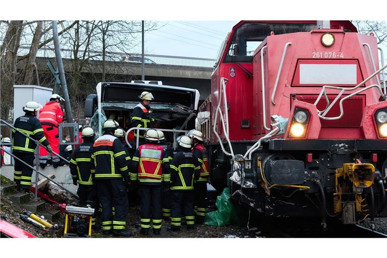 Einsatzkräfte sind nach einem schweren Unfall am Freitagnachmittag im Einsatz.