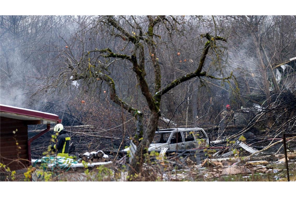 Frachtflugzeug abgestürzt - Was wir wissen und was nicht Einsatzkräfte und Rauch an der Absturzstelle