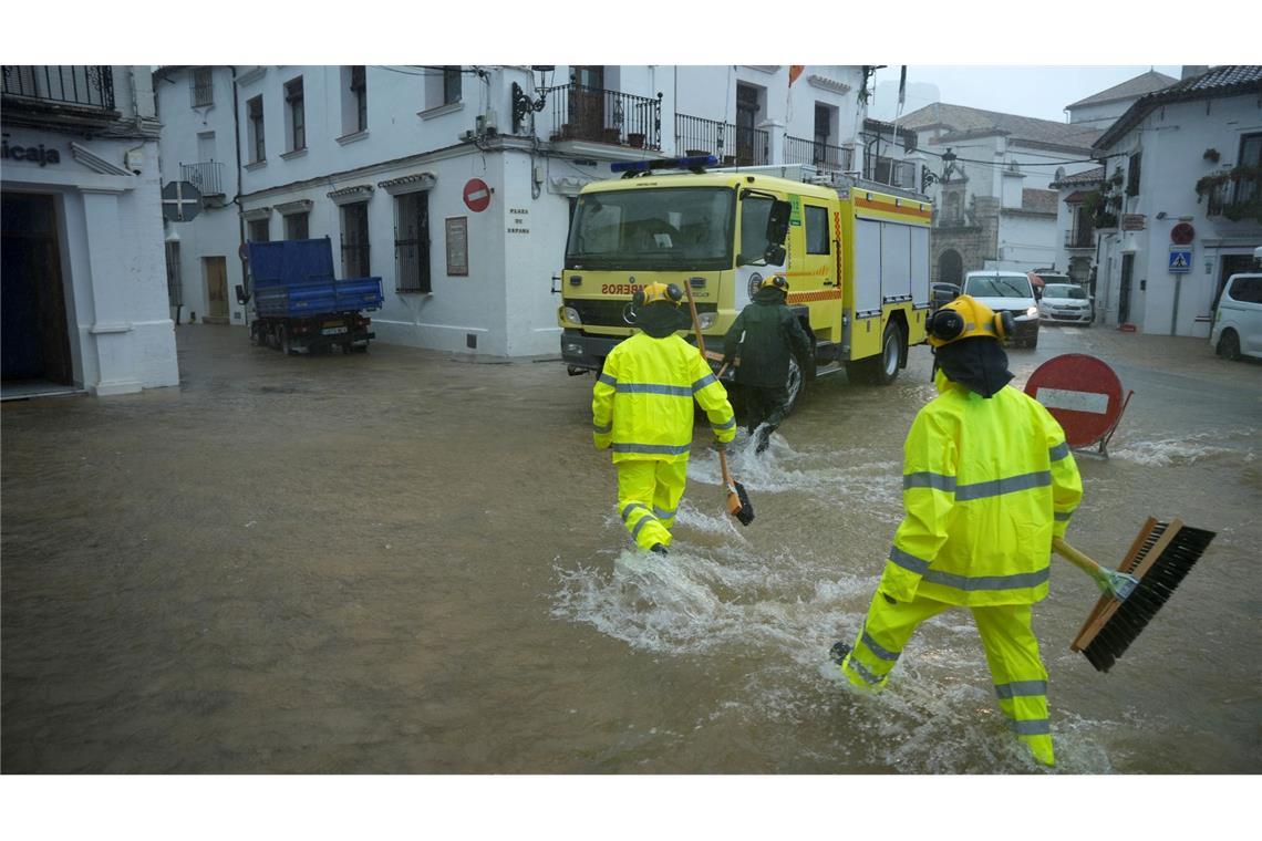 Einsatzkräfte verschiedener Feuerwehren beseitigen das Wasser in der Gemeinde Grazalema nach dem Durchzug des Tiefs "Leonardo".