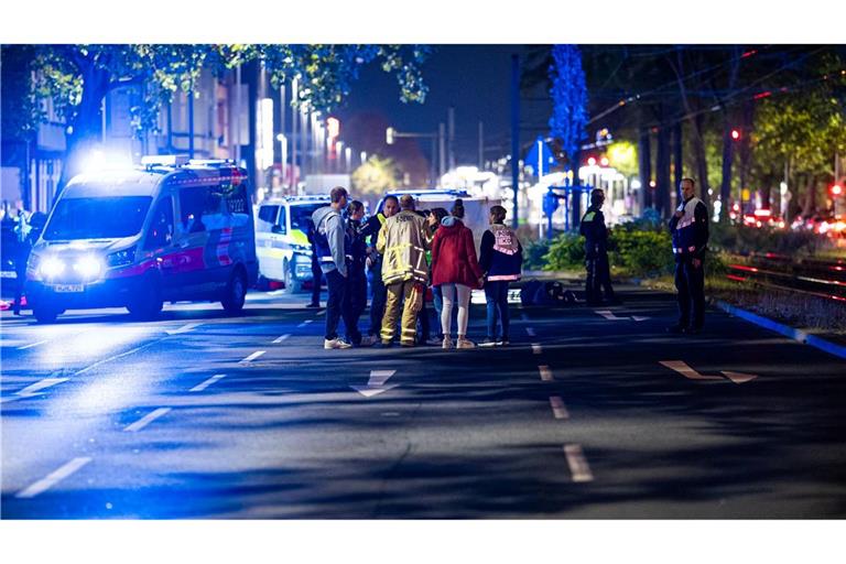 Einsatzkräfte versorgen mehrere Menschen nach einer Schießerei in Hannover.
