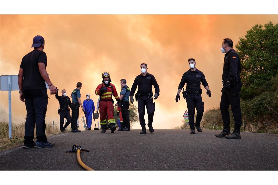 Bilder des Tages Einsatzkräfte versuchen ein Feuer in Anllarinos del Sil in Spanien zu löschen.