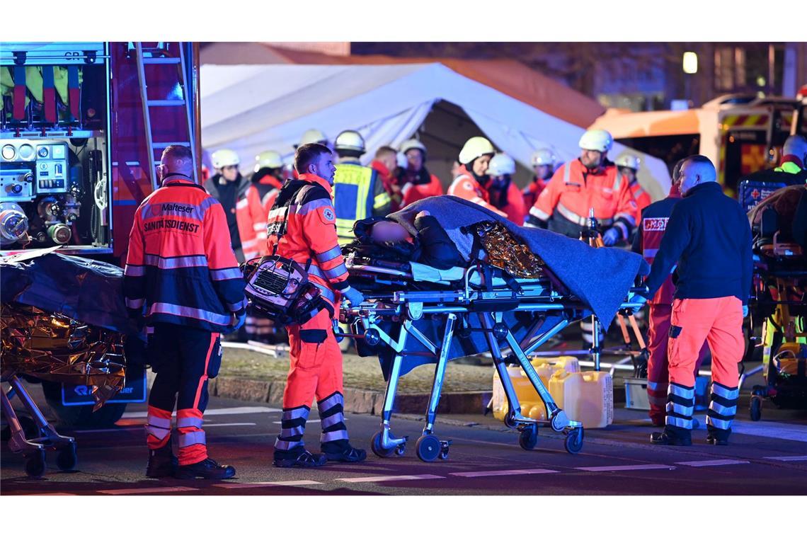 Haseloff: Mindestens zwei Tote auf Weihnachtsmarkt Einsatzkräfte von Rettungsdiensten, Polizei und Feuerwehr sind im Einsatz auf dem Weihnachtsmarkt in Magdeburg.