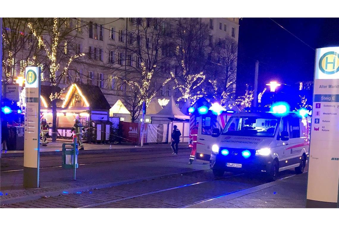 Haseloff geht nach Anschlag von Einzeltäter aus Einsatzkräfte von Rettungsdiensten sind im Einsatz auf dem Weihnachtsmarkt in Magdeburg.