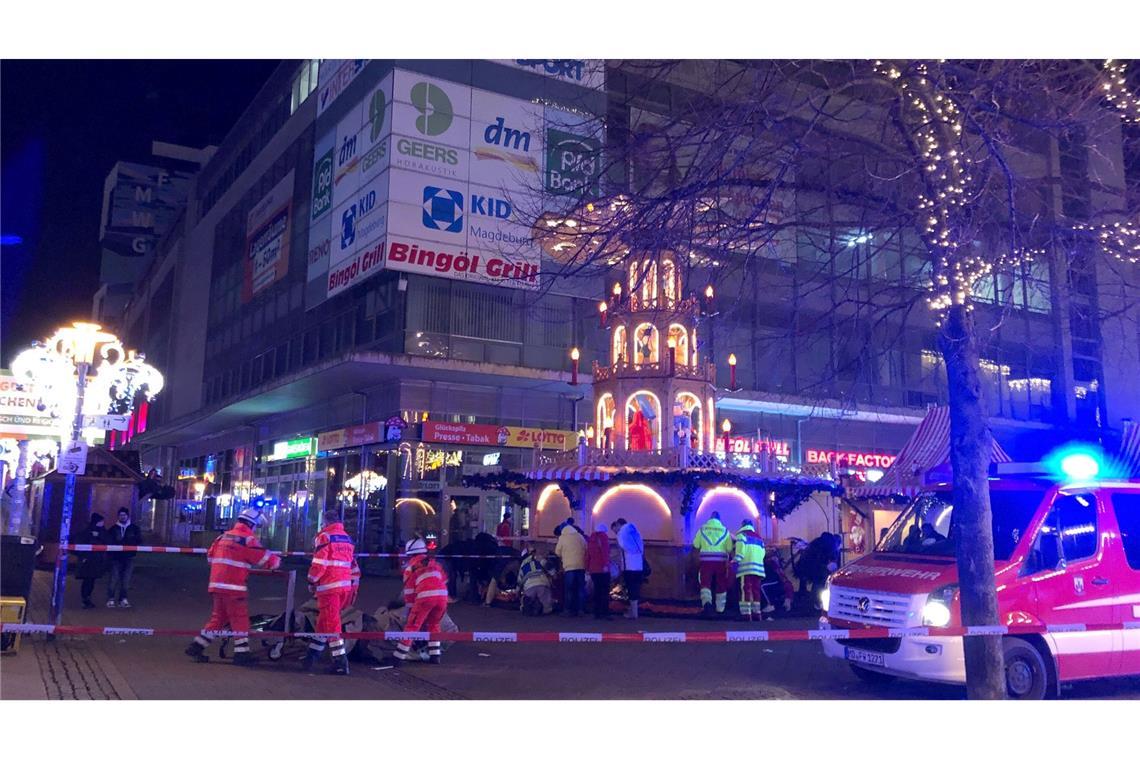Scholz zu Magdeburg: "Meine Gedanken sind bei den Opfern" Einsatzkräfte von Rettungsdiensten und Feuerwehr sind im Einsatz auf dem Weihnachtsmarkt in Magdeburg.