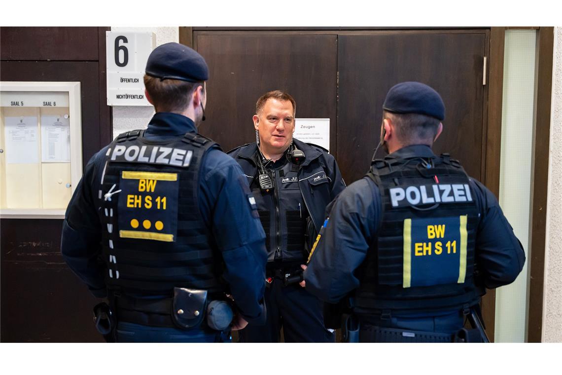 Die Hüter des Justizviertels Einsatzleiter Thorsten Klay bespricht mit einem Zugführer der Einsatzhundertschaft Stuttgart einen Einsatz rund um das Justizviertel in der Landeshauptstadt.