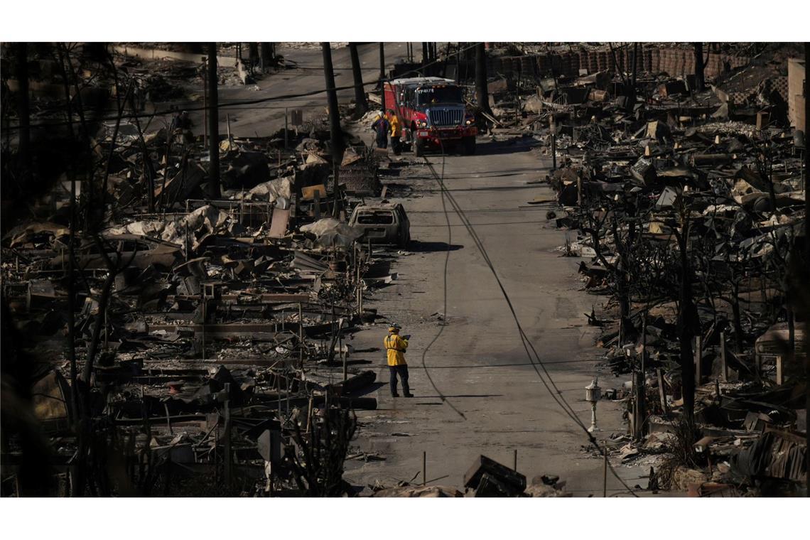 Feuerwehr in L.A. macht Fortschritte - Starkwinde flauen ab Einsatzteams durchkämmen die ausgebrannten Gebiete.