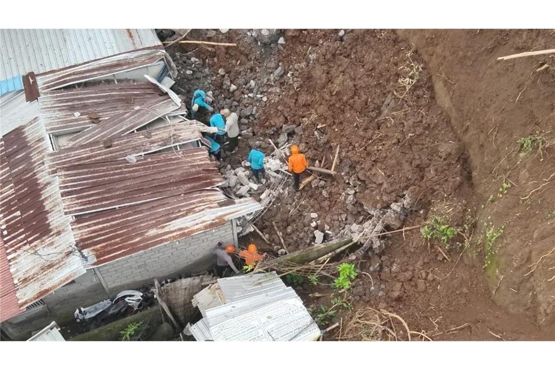23 Tote bei Erdrutschen auf Bali und Java Einsatzteams suchten in der Nähe der Hauptstadt Denpasar noch nach einem Verschütteten.