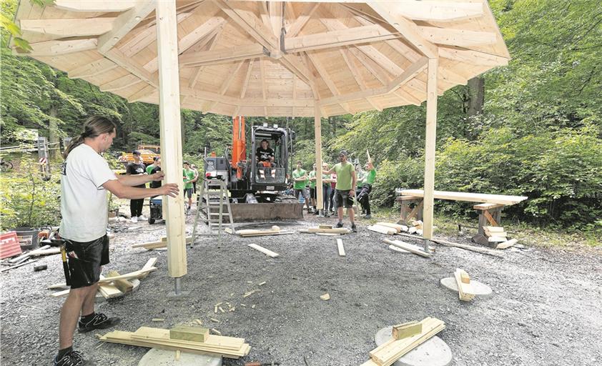 Einschwenken und -setzen des guten Stücks: Die Jugendlichen werden bei der Installation der neuen Grillstelle von Bauhofmitarbeitern unterstützt. 