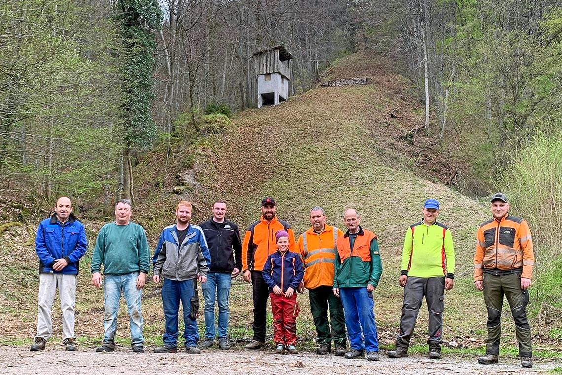 Einst ging Kurt Föll (links) selbst viele Jahre über den Spiegelberger Bakken. Nun hat er mit einstigen Mitstreitern und anderen Fleißigen die Anlage gerodet und wieder auf Vordermann gebracht. Stolz präsentieren sich Herbert Schick, Jürgen Maurer, Pascal Bossert, Niko Fix, Rene Bordt, Thorsten Massa und dessen Sohn Manuel, Kurt Föll, Leon Kienzle und Marcel Binhammer (von links) nach getaner Arbeit vor der nun wieder sichtbaren Lautertalschanze. Foto: Gemeinde