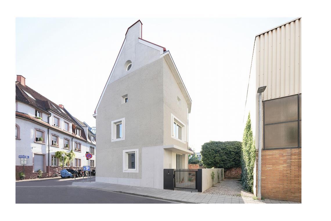 Einst war hier ein Parkplatz, nun ist auf  40 Quadratmetern Fläche ein Wohnhaus entstanden, das die Nachbarhäuser deutlich aufwertet. Das preisgekrönte Baukunstwerk stammt von Architektin und Hochschulprofessorin Ulrike Fischer.