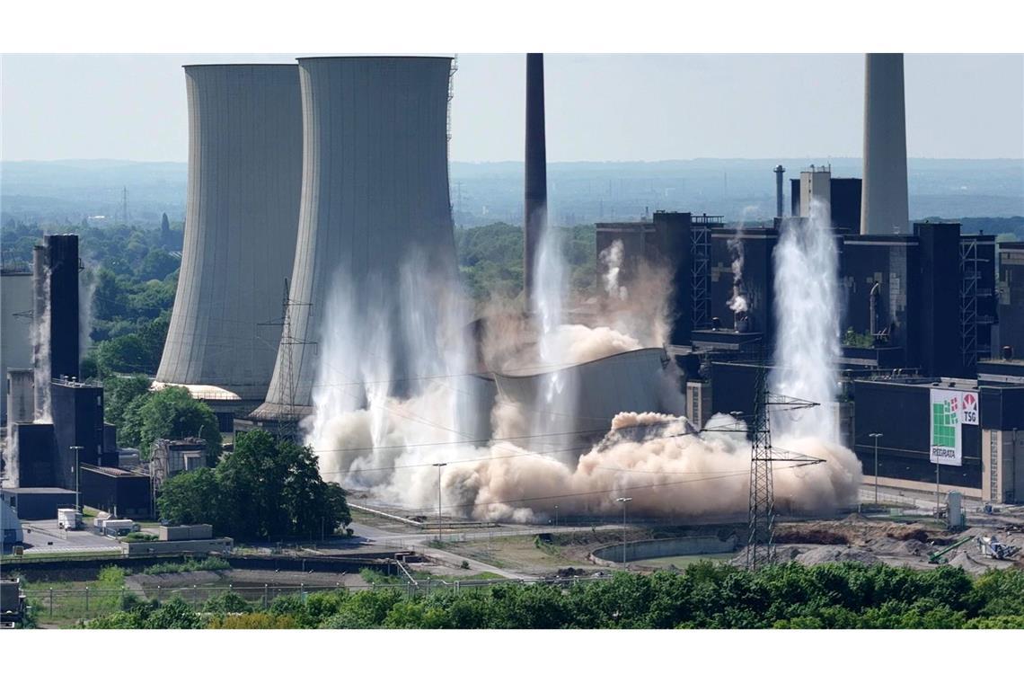 Einstürzende Industriebauten: Zwei Kühltürme eines Kohlekraftwerks in Gelsenkirchen fallen bei einer Sprengung in sich zusammen