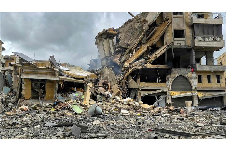 Einsturz eines Gebäudes   in Nabatieh im Südlibanon nach israelischem Beschuss (Archivfoto).