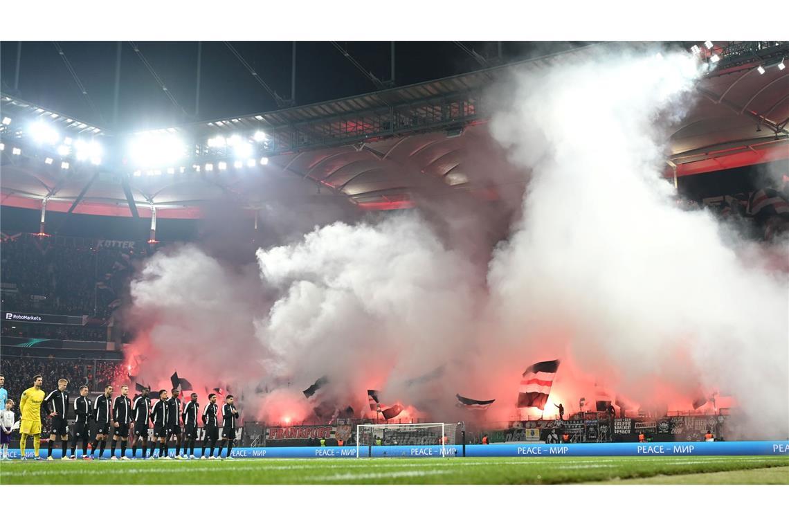 Fan-Kritik an DFB-Strafen in zweistelliger Millionenhöhe Eintracht Frankfurt musste in der Vorsaison das meiste Geld an den DFB überweisen.