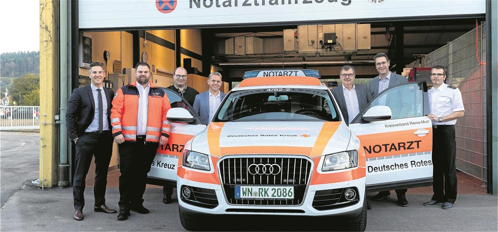 Einweihung der neuen Notarztwache (von links): Stefan Hein (Leitung des Dezernats 3 – Bauen, Umwelt und Infrastruktur im LRA), Rettungswachenleiter (Murrhardt) Tobias Schupp, Bürgermeister Armin Mößner, DRK-Kreisgeschäftsführer Sven Knödler, Vorsitzender des Bereichsausschusses Rettungsdienst Eberhard Kraut, Landrat Richard Sigel und Kreisbrandmeister René Wauro. Foto: J. Fiedler