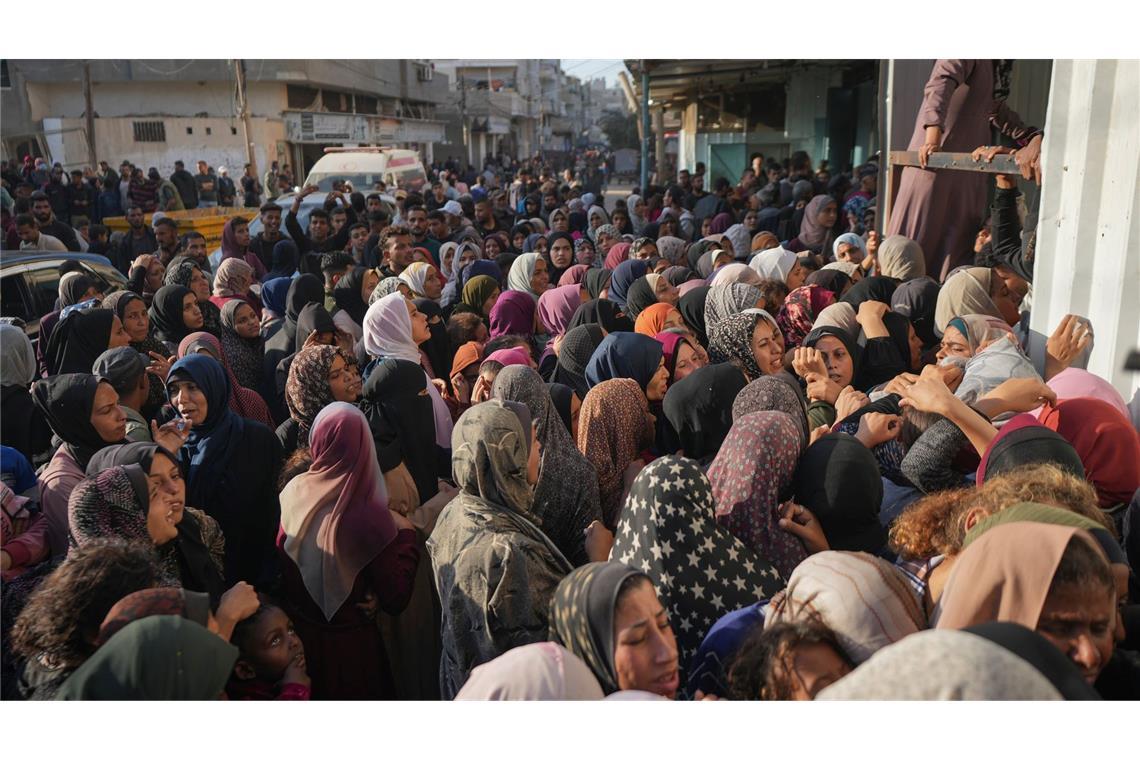 Gedränge vor Bäckerei: Frauen in Gaza zu Tode gequetscht Einwohner warten vor einer Bäckerei, um Brot zu erhalten. (Archivbild)