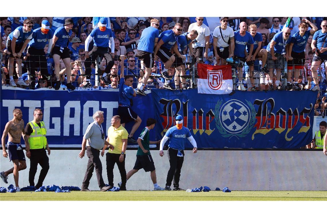 Einzelne  Kickers-Fans kletterten über den Zaun.