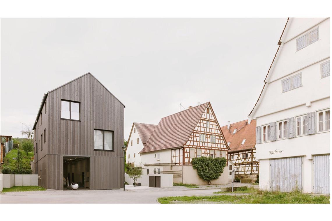 Deutschlands bestes Haus steht in Berlin-Neukölln Einziger Wohnbau von Stuttgarter Architekten ist jener von LIMA Architekten. Sie haben ein Wohnhaus für zwei Familien samt Fliegerscheune in Ammerbuch (Landkreis Tübingen) entworfen.