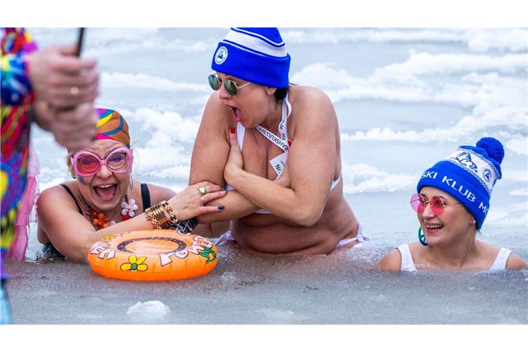 Eisbaderinnen planschen in der kalten Ostsee vor Usedom.