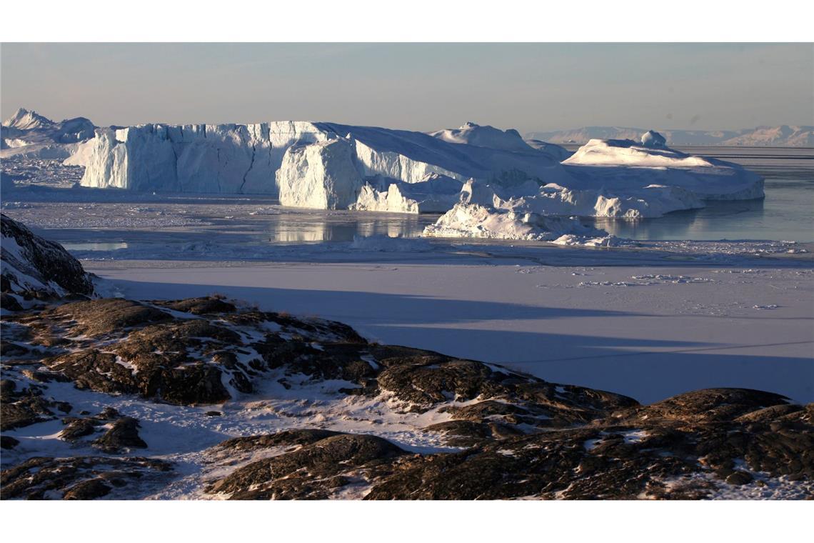 Die Erde reflektiert immer weniger Sonnenlicht Eisberge in der Nähe des westgrönländischen Ortes Ilulissat.