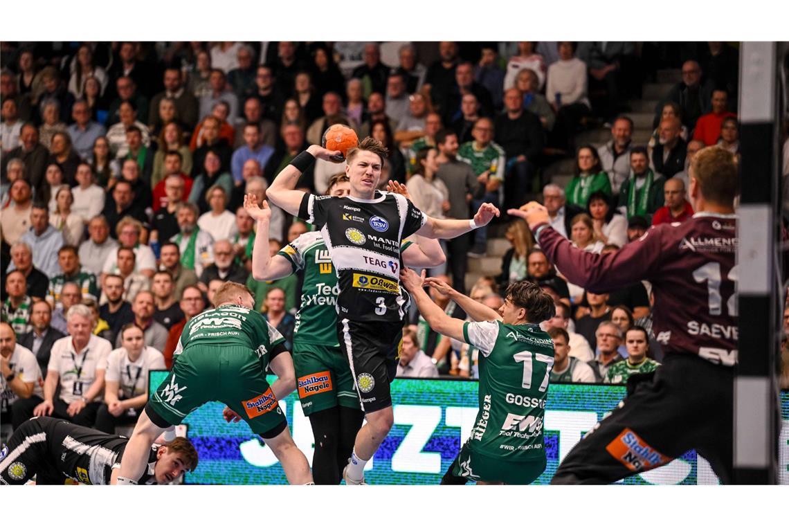 Eisenachs Oskar Joelsson versucht sich gegen die Frisch-Auf-Abwehr durchzusetzen.