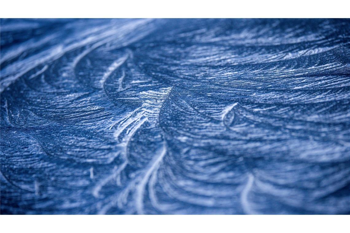 Bilder des Tages Eisformation: Eine dünne Eisschicht hat sich in Mecklenburg-Vorpommern auf einem Autodach gebildet.