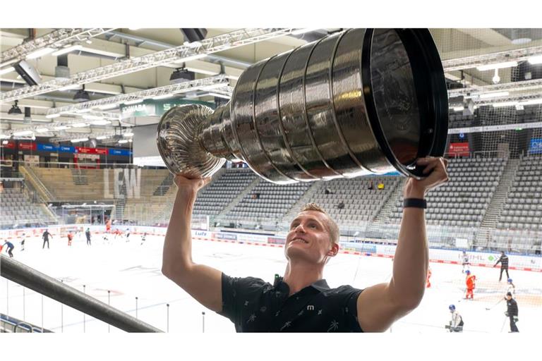 Eishockey-NHL-Champion Nico Sturm zeigt bei einem Medientermin in Augsburg stolz den Stanley Cup.