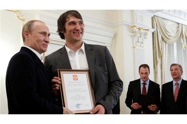 Eishockey-Star Owetschkin unterstützt Kremlchef Putin politisch.