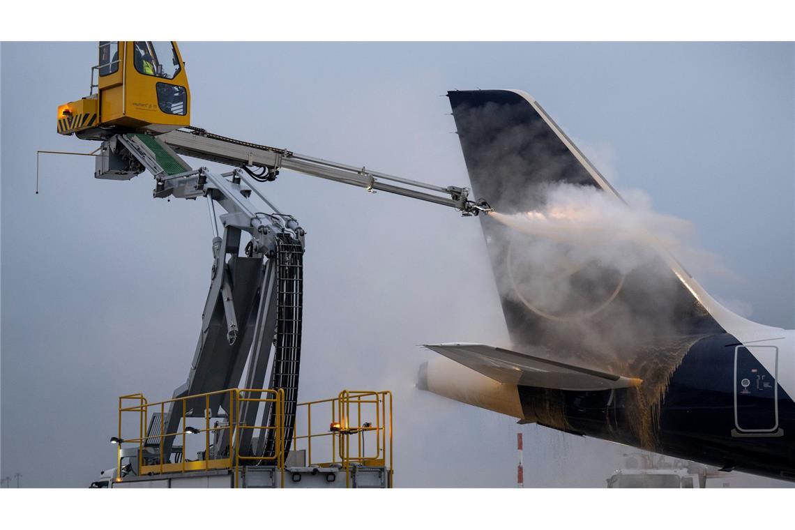 Eisige Temperaturen auch in Hessen - Am Frankfurter Flughafen müssen Maschinen enteist werden