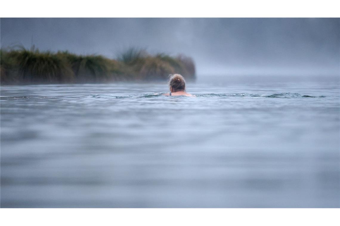 Bilder des Tages Eiskalter Nebel: Frau trotzt Temperaturen im Schwarzachtalsee