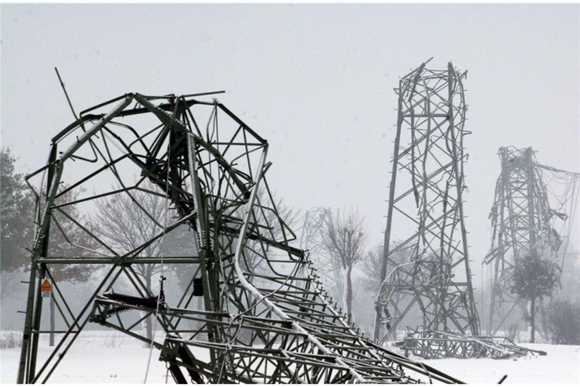 Eisregen und Orkanböen lassen Hochspannungsleitungen und Masten umstürzen. Allein in Schleswig-Holstein sterben zehn Menschen.
