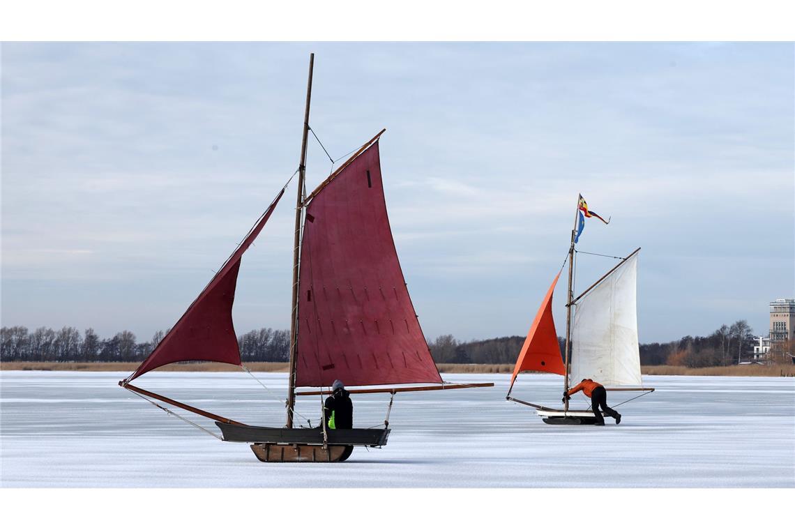 Eissegler sind auf dem zugefrorenen Bodden bei Wustrow auf der Halbinsel Fischland unterwegs.