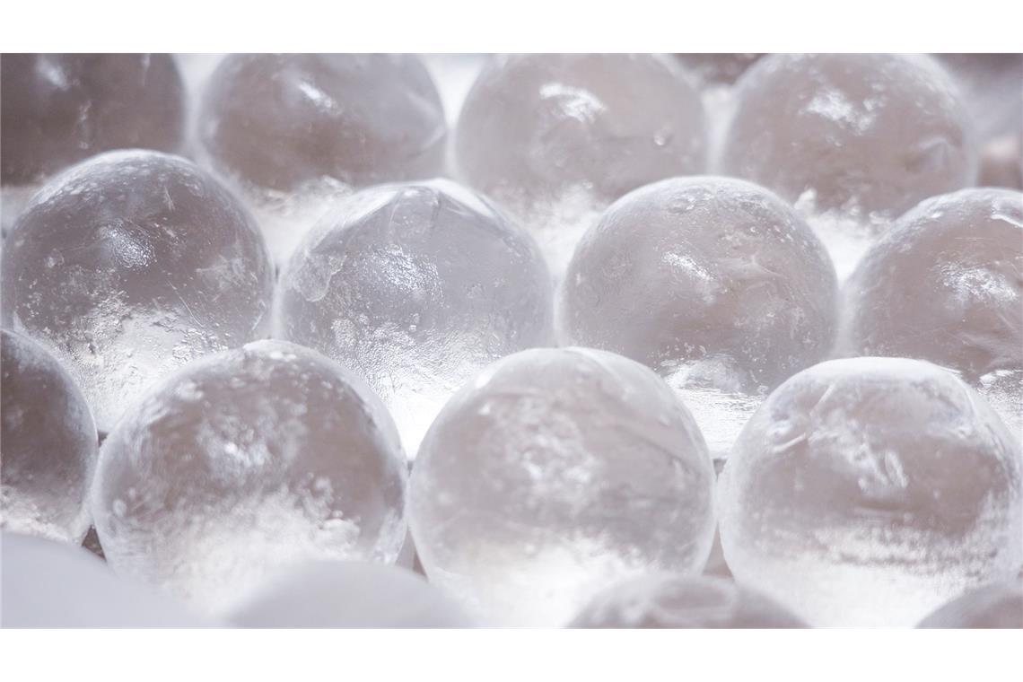 Eiswürfel gibt es auch als Eiskugeln.