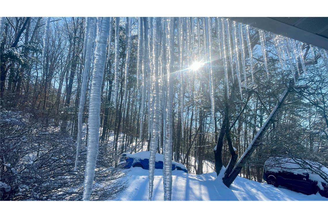 Bilder des Tages Eiszapfen sind an einem Haus in den USA zu sehen.