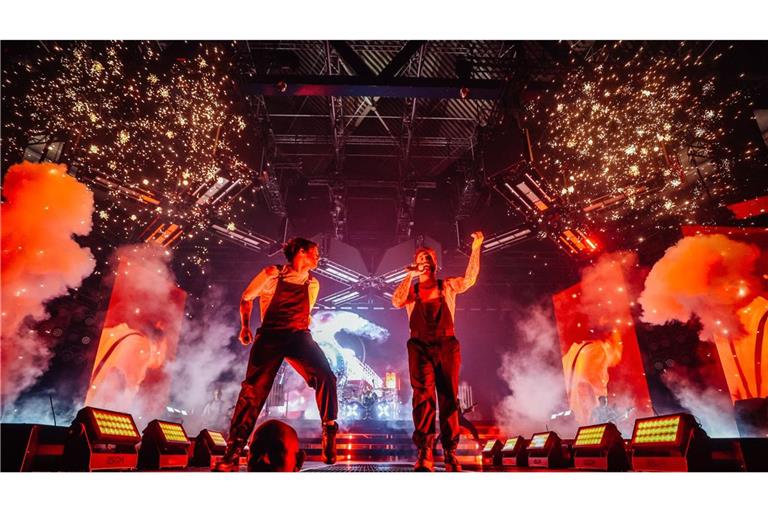 Electric Callboy heizt dem Publikum mit Musik und viel Pyrotechnik ein.