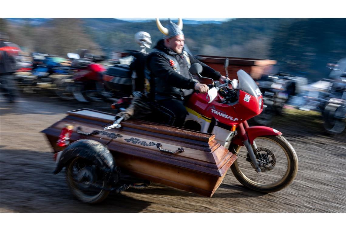 Bilder des Tages "Elefantentreffen" der Motorradfahrer im Bayerischen Wald: Ein Motorrad mit einem Sarg als Seitenwagen fährt auf dem Gelände des Elefantentreffens. Das Treffen für Motorradfahrer findet noch bis zum 02.02.2025 in Thurmansbang statt.