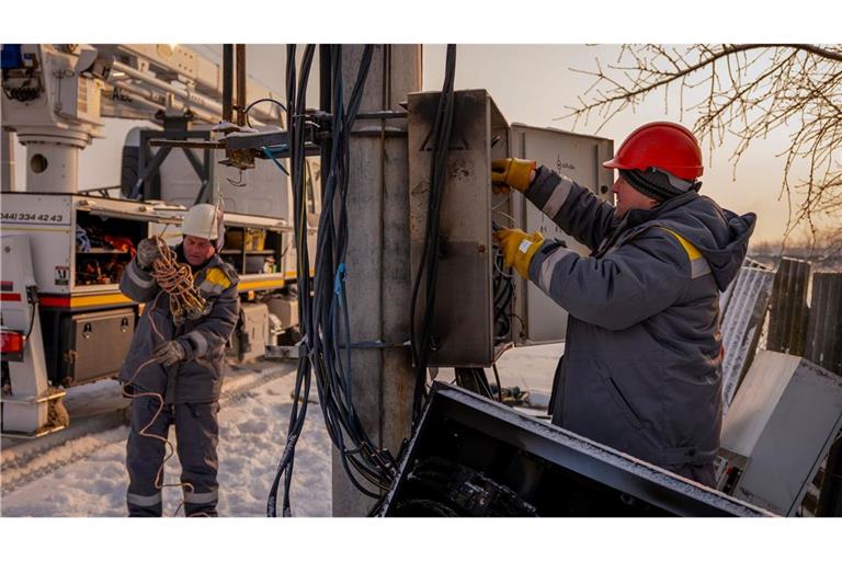 Elektriker in Kiew kämpfen um eine Wiederherstellung der Stromversorgung.